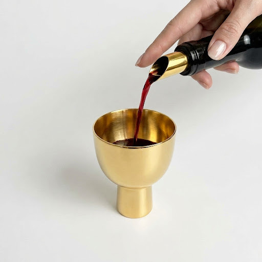 【本金箔の酒器】職人が一枚ずつ貼る金箔が輝く、軽くて口当たり...