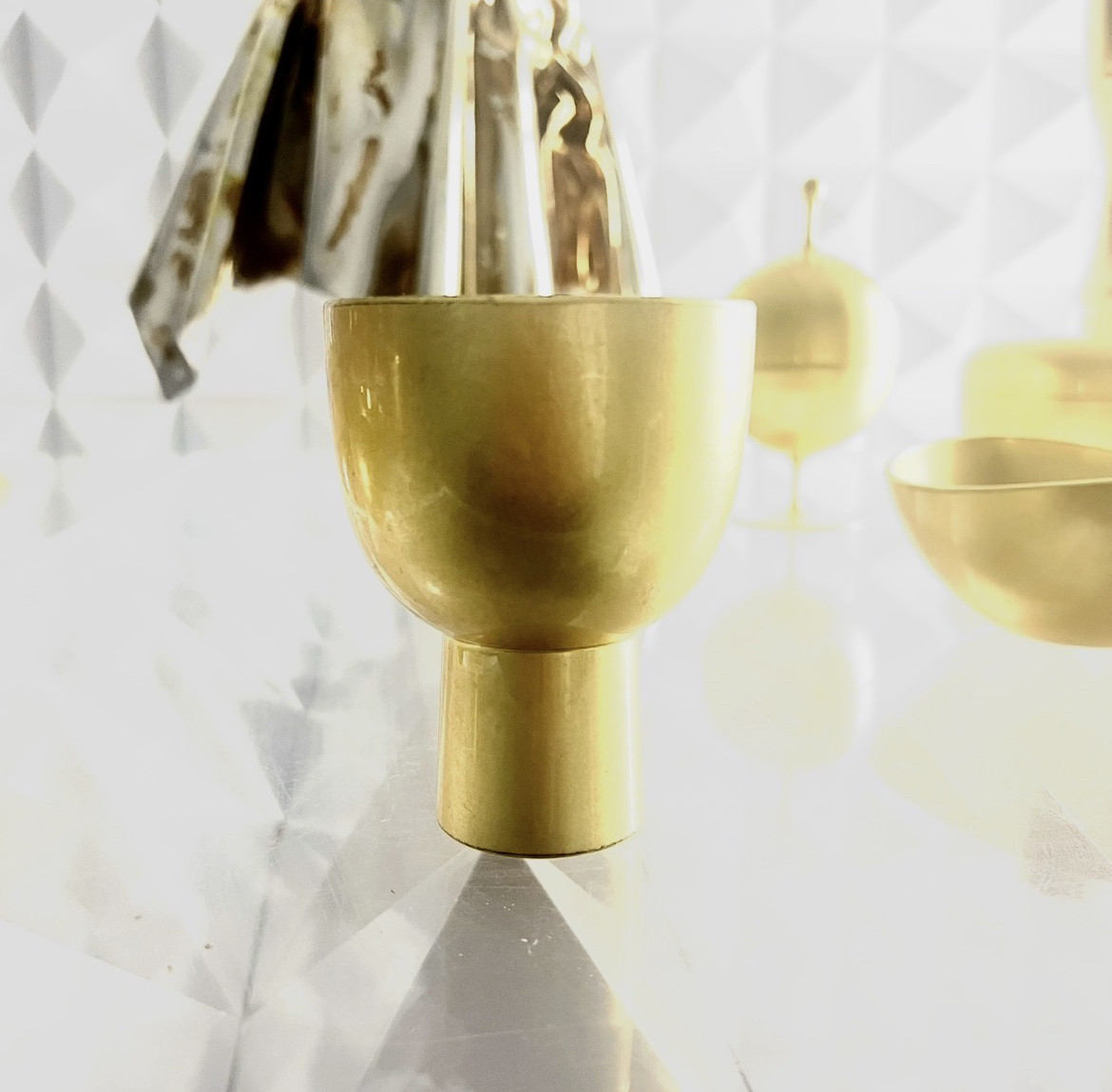 【本金箔の酒器】職人が一枚ずつ貼る金箔が輝く、軽くて口当たり...