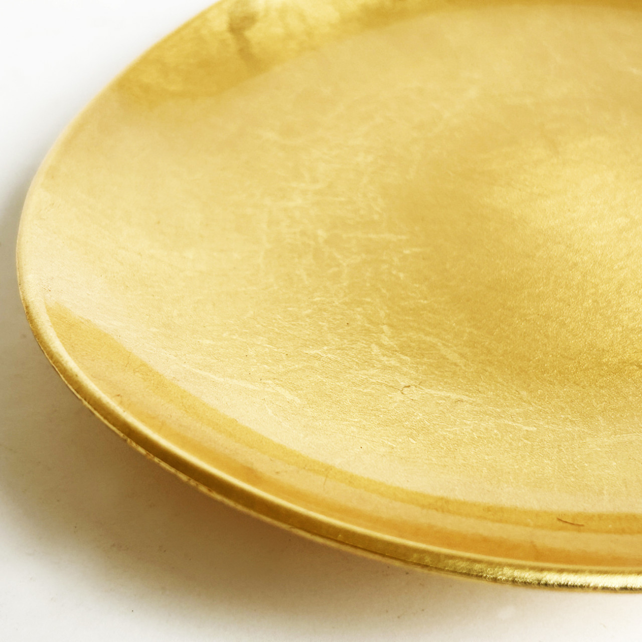 【本金箔のおもてなし皿】優雅な曲線が美しい、職人の金箔が輝く...